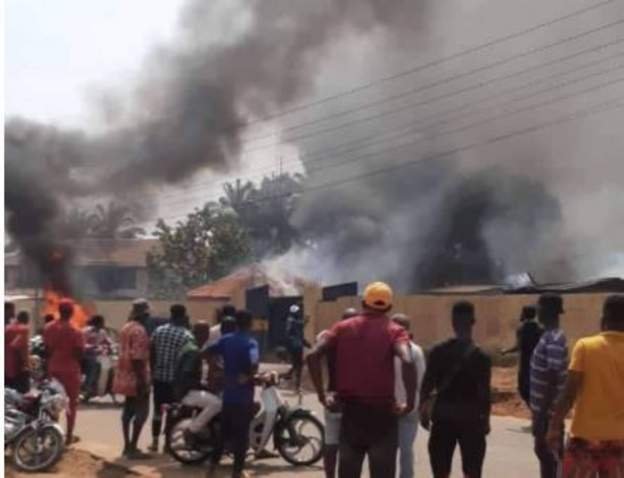 NIGERIA: Youths torch three police stations