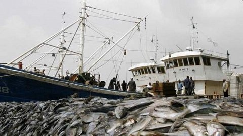 A fishing vessel sinks between Elmina and Sekondi, 1 Chinese dead and 8 missing.